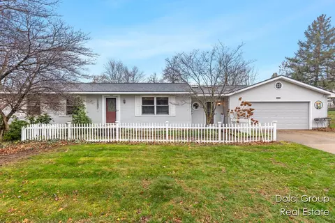 5435 Rockbluff Dr NE, Comstock Park, MI 49321