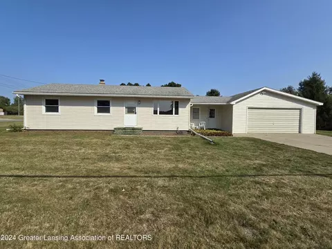 705 S 1st St, Edmore, MI 48829