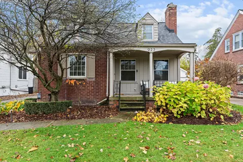 923 Fisher Rd, Grosse Pointe, MI 48230