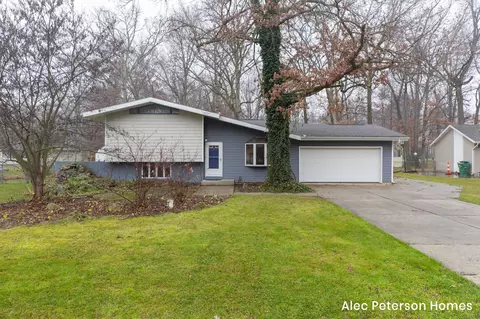 21689 Maple Glen Dr, Edwardsburg, MI 49112
