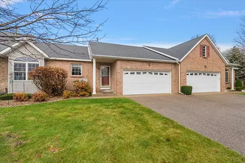 12827 Sapphire Pkwy, Holland, MI 49424