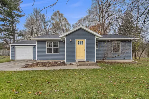 1416 Oakwood St, Belding, MI 48809