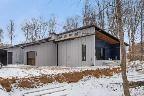 585 Hawksnest Dr, South Haven, MI 49090