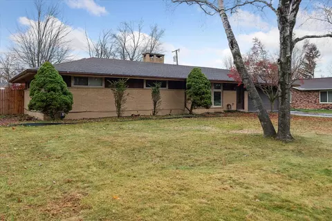 37605 Whitney Dr, Wayne, MI 48184 photo 2