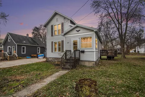 27 Stevenson Pl, Ionia, MI 48846