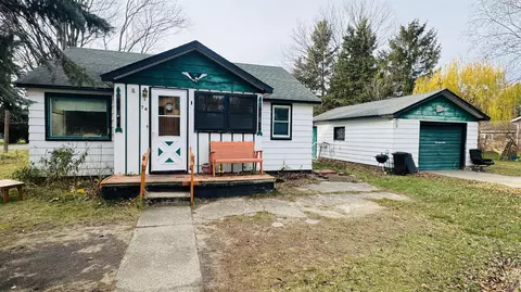74 4th St, Eastlake, MI 49626