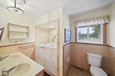 Bath - 11714 Dublin Ct, Jerome, MI 49249 photo 3 of 4