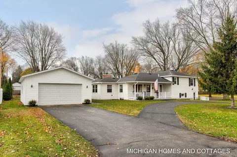894 E 10th St, Holland, MI 49423