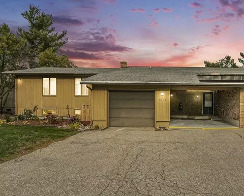 4306 Walnut Hills Dr SE, Kentwood, MI 49512