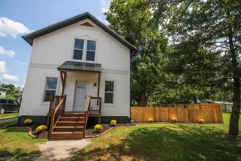 713 Oak St, Three Rivers, MI 49093