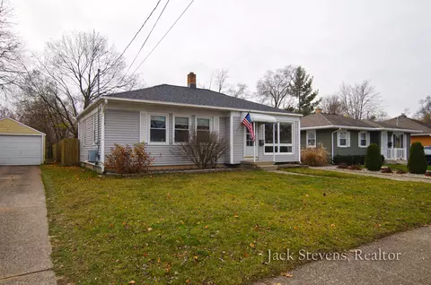 1314 Oaklawn St NE, Grand Rapids, MI 49505