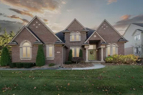 47921 Hill Top Dr E, Plymouth, MI 48170