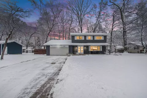 1104 Lancelot Dr, Muskegon, MI 49445