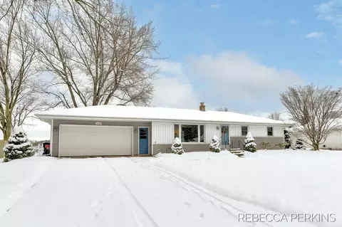 10240 Holiday Dr, Zeeland, MI 49464