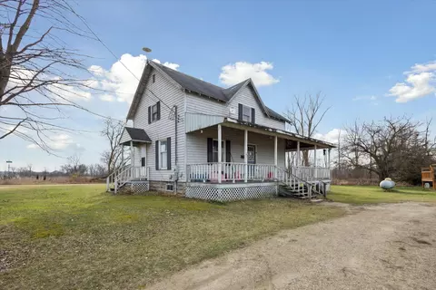 2492 S Ferris Rd, Sumner, MI 48889 photo 2