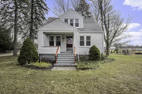 10504 Grange Ave NE, Rockford, MI 49341