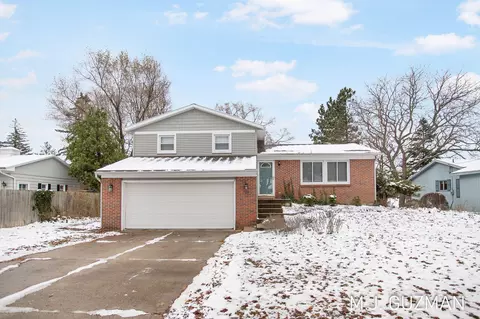 2054 S Eventide Dr NE, Grand Rapids, MI 49505