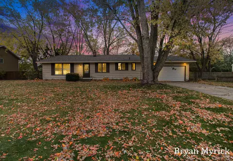 12860 N Bellwood Dr, Holland, MI 49424