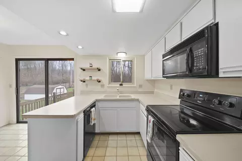 Kitchen - 5112 Murray Rd, Jackson, MI 49201 photo 4 of 5