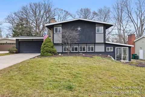 8292 Atlanta Dr NE, Rockford, MI 49341