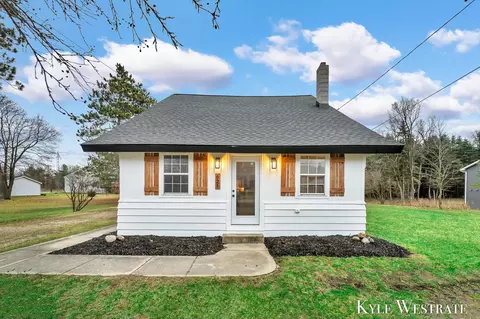 621 Orton St, Howard City, MI 49329