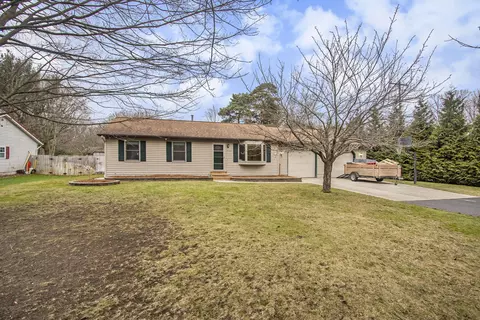 14135 Luckett Ln, Grand Haven, MI 49417