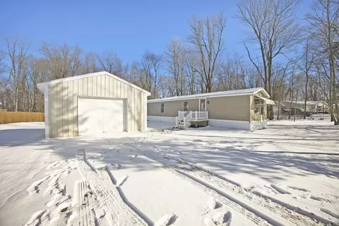 411 Poplar St, Howard City, MI 49329