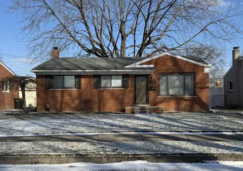 32536 Birkshire St, Saint Clair Shores, MI 48082