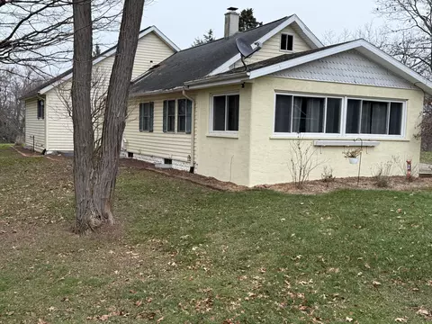 402 Richfield Ave, Springfield, MI 49037 photo 2
