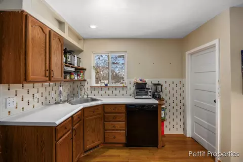 402 Richfield Ave, Springfield, MI 49037 photo 13