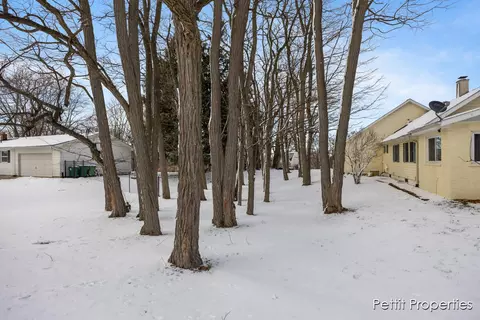 402 Richfield Ave, Springfield, MI 49037 photo 36