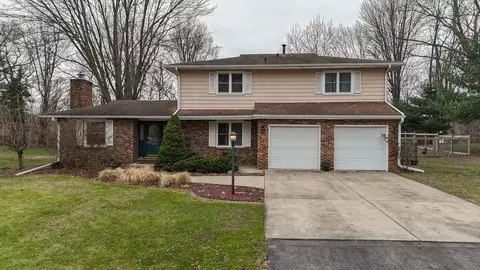 5172 Riverview Dr, Coloma, MI 49038