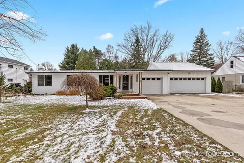 907 Eureka St, Greenville, MI 48838