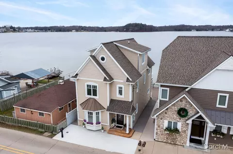 511 S Shore Dr, Caledonia, MI 49316
