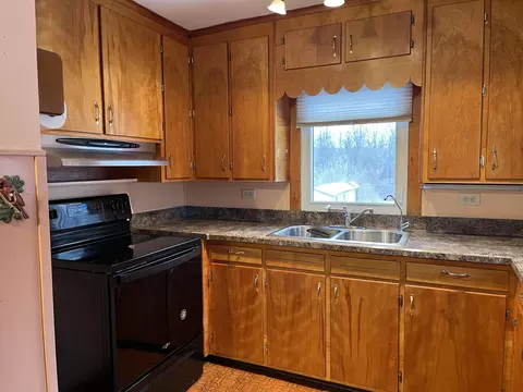 Kitchen - 2924 Page Ave, Jackson, MI 49203 photo 4 of 12