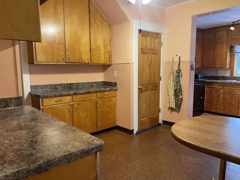 Kitchen - 2924 Page Ave, Jackson, MI 49203 photo 9 of 12