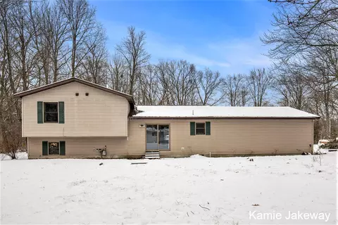 210 Midway St, Belding, MI 48809 photo 23