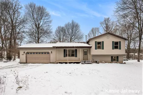 210 Midway St, Belding, MI 48809 photo 4