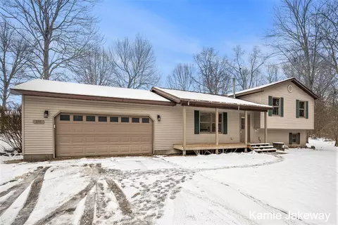 210 Midway St, Belding, MI 48809 photo 2