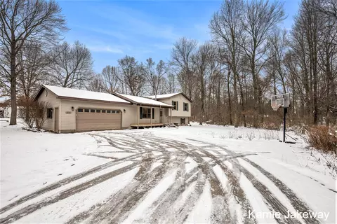 210 Midway St, Belding, MI 48809 photo 5