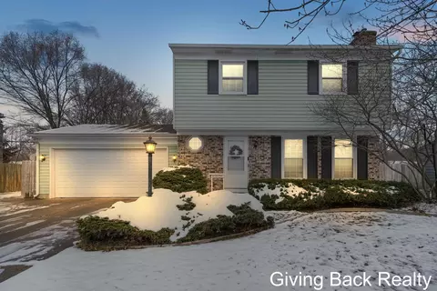 911 Silverleaf St SE, Grand Rapids, MI 49508