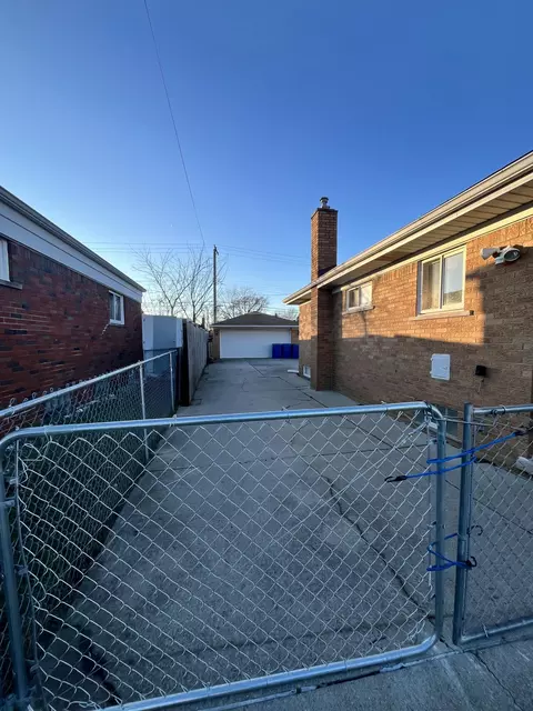 28157 Palm Beach Dr, Warren, MI 48093