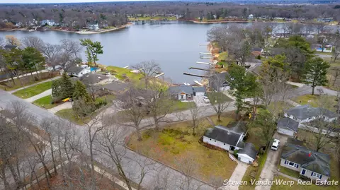 760 River St, Spring Lake, MI 49456 photo 2