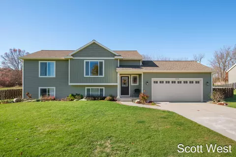 6034 Greenbriar Dr, Lowell, MI 49331