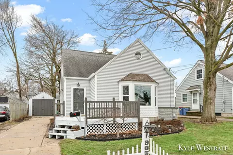 905 Hollywood St NE, Grand Rapids, MI 49505