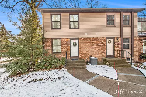 2595 Chatham Woods Dr SE, Grand Rapids, MI 49546