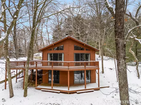 5609 Fawn Lake Rd, Shelbyville, MI 49344