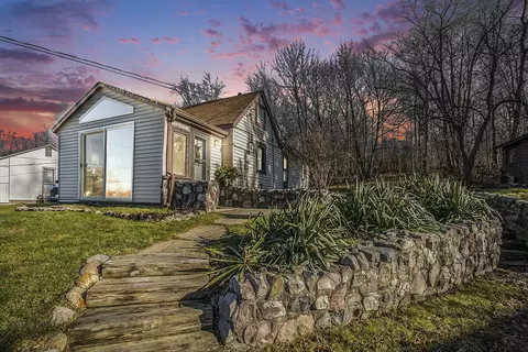 3882 Causeway Dr, Lowell, MI 49331