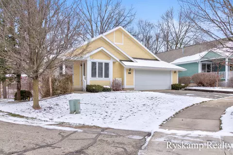 3221 Woodberry Dr SE, Kentwood, MI 49512