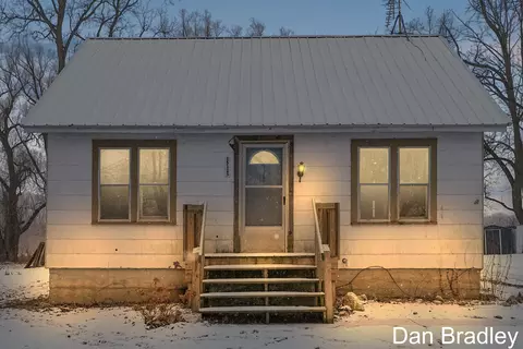15125 2nd St, Howard City, MI 49329